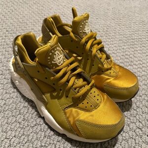 Huarache Bronzine by Nike